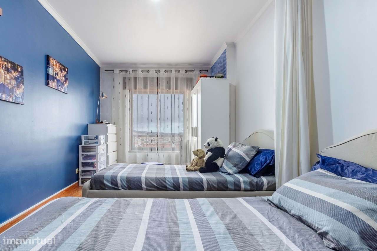 Apartamento T2 Remodelado c/ Lugar de Estacionamento em Mem Martins, S-25