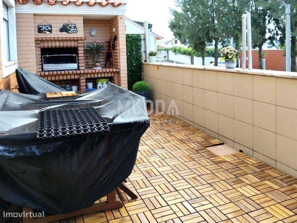 Moradia T3 Contemporânea com Suite, Painéis Solares, Garagem e Terraço-28