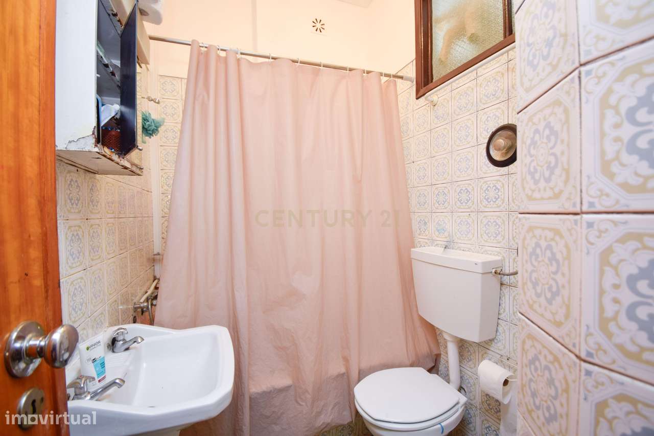 Apartamento T2 em zona central, inserido em prédio com 2 elevadores e-13