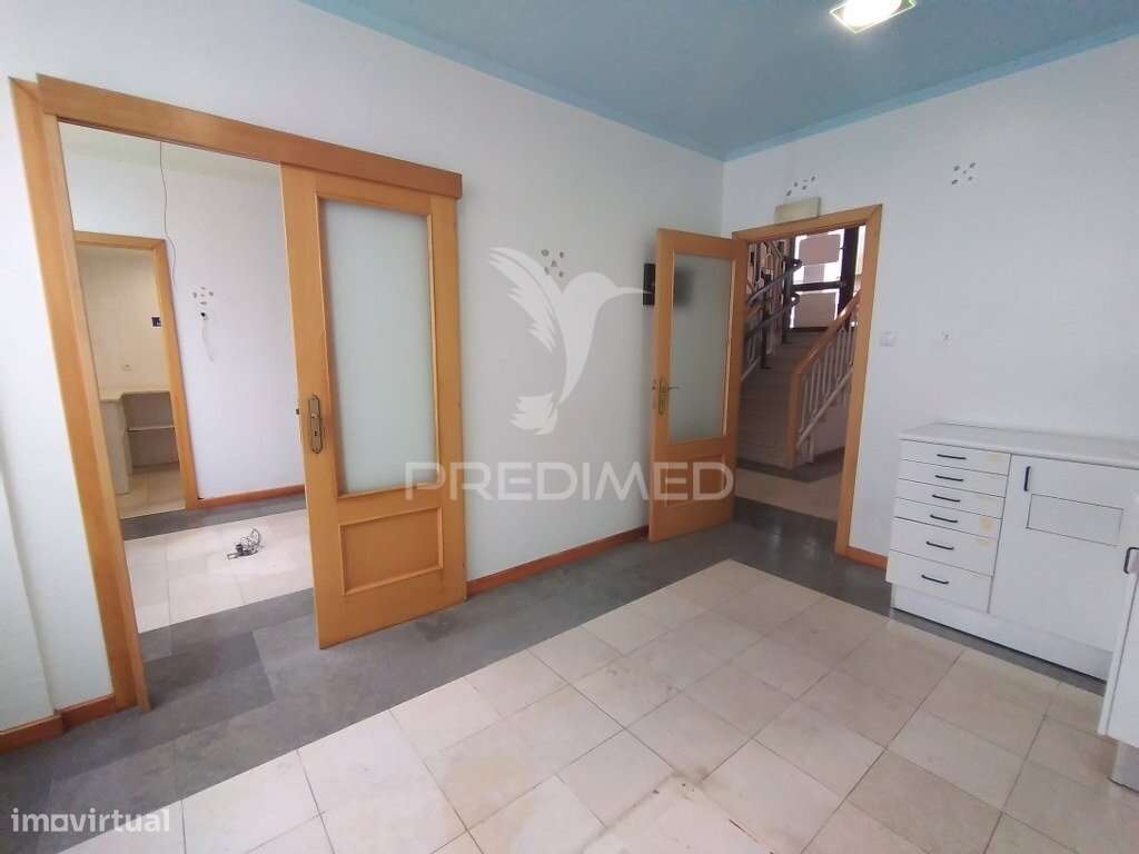 Vende se Loja  com 3 pisos Barreiro-14