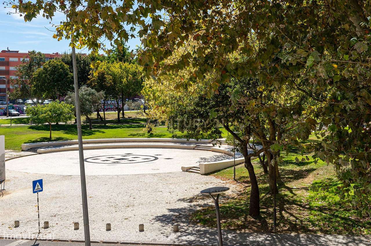 Apartamento T2 mobilado em Amora, Seixal - Oportunidade Única!-32