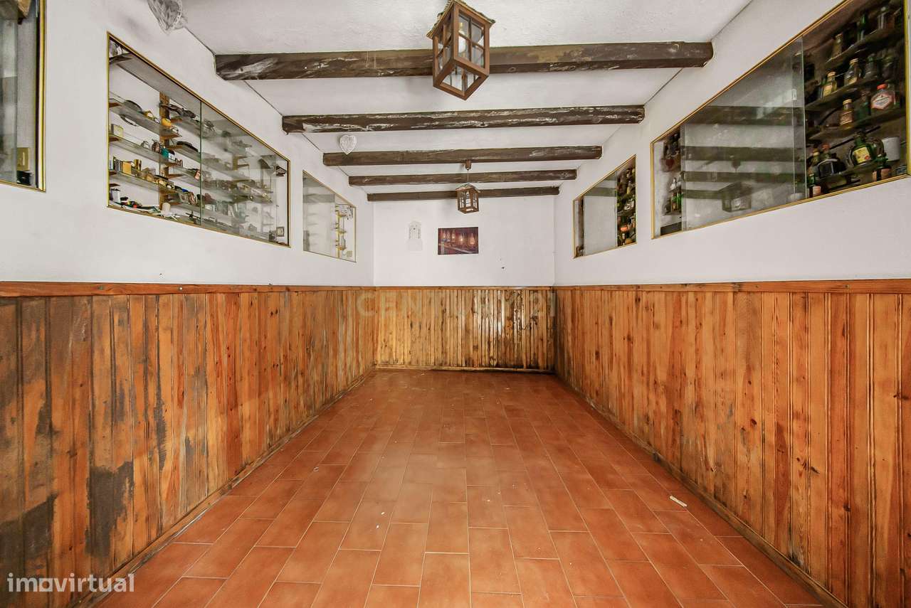 Moradia T4 com Churrasqueira, Jardim e Garagem – Excelente Exposição S-34