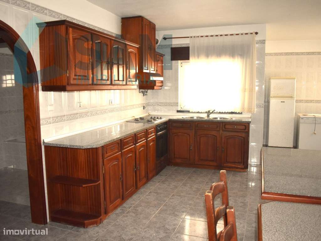 Moradia T4, localizada em Maxial-10