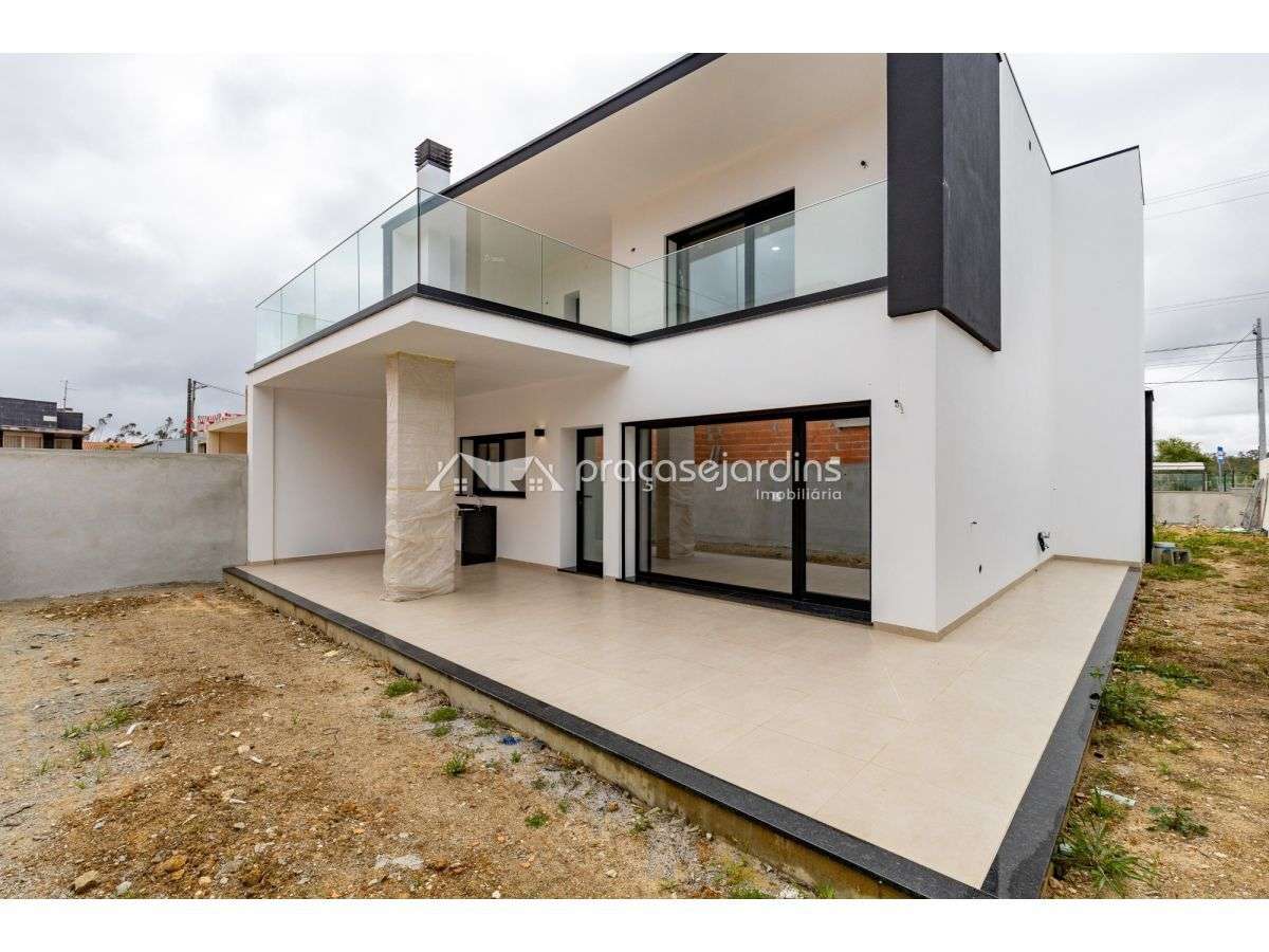 Moradia T4 com jardim, garagem e carregamento para carros elétricos-34