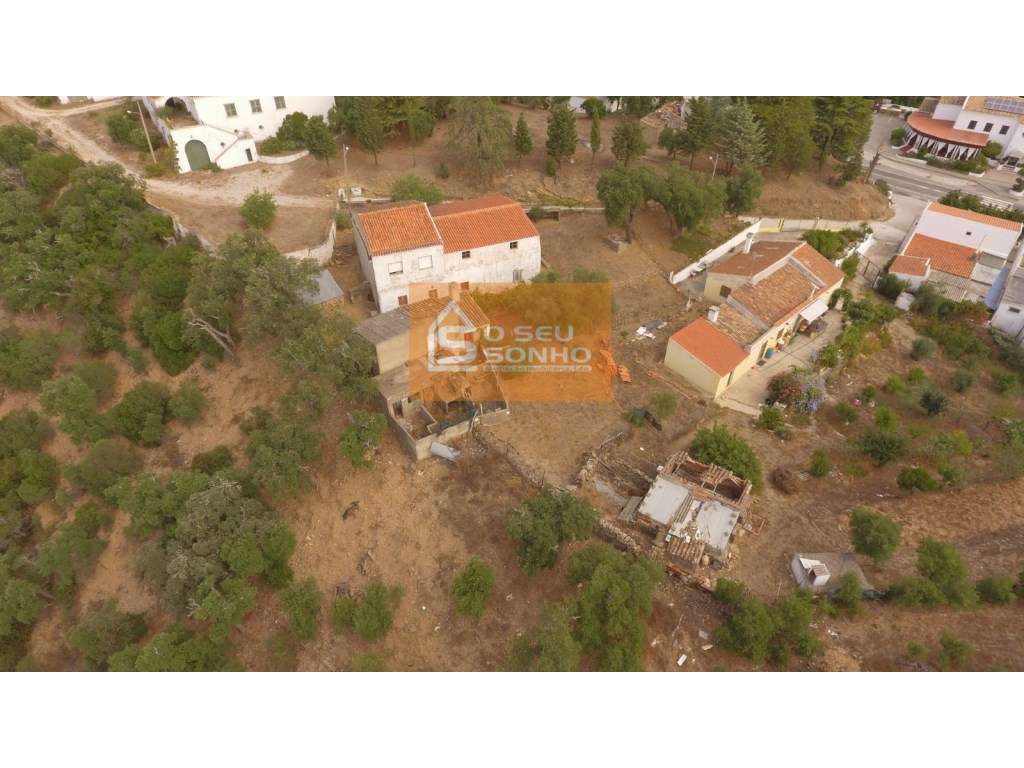 Moradia com Garagem e Terreno no Campo-7