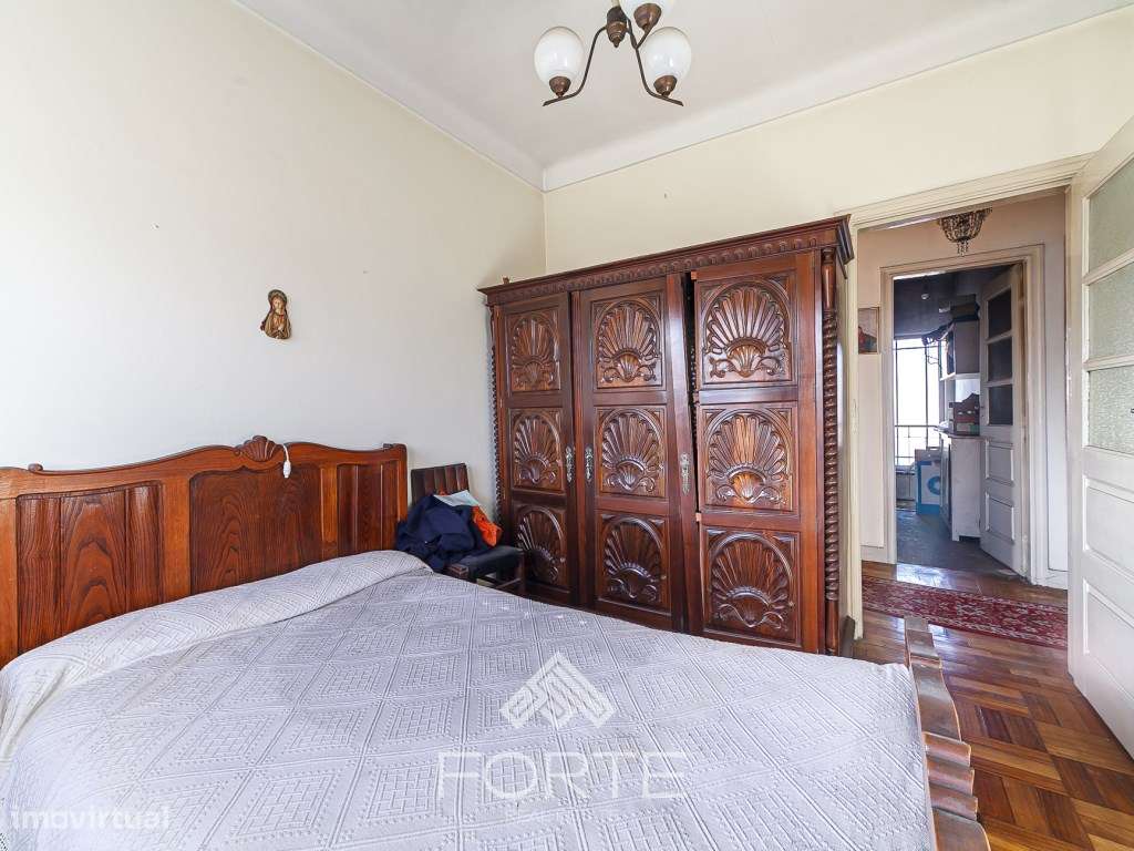 Moradia com pavilhões industriais e terreno-11