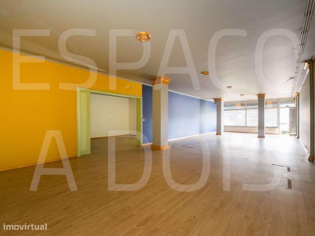 OPORTUNIDADE! Área Ampla,131m2 de área útil, Grande Montra; 2 casas...-6