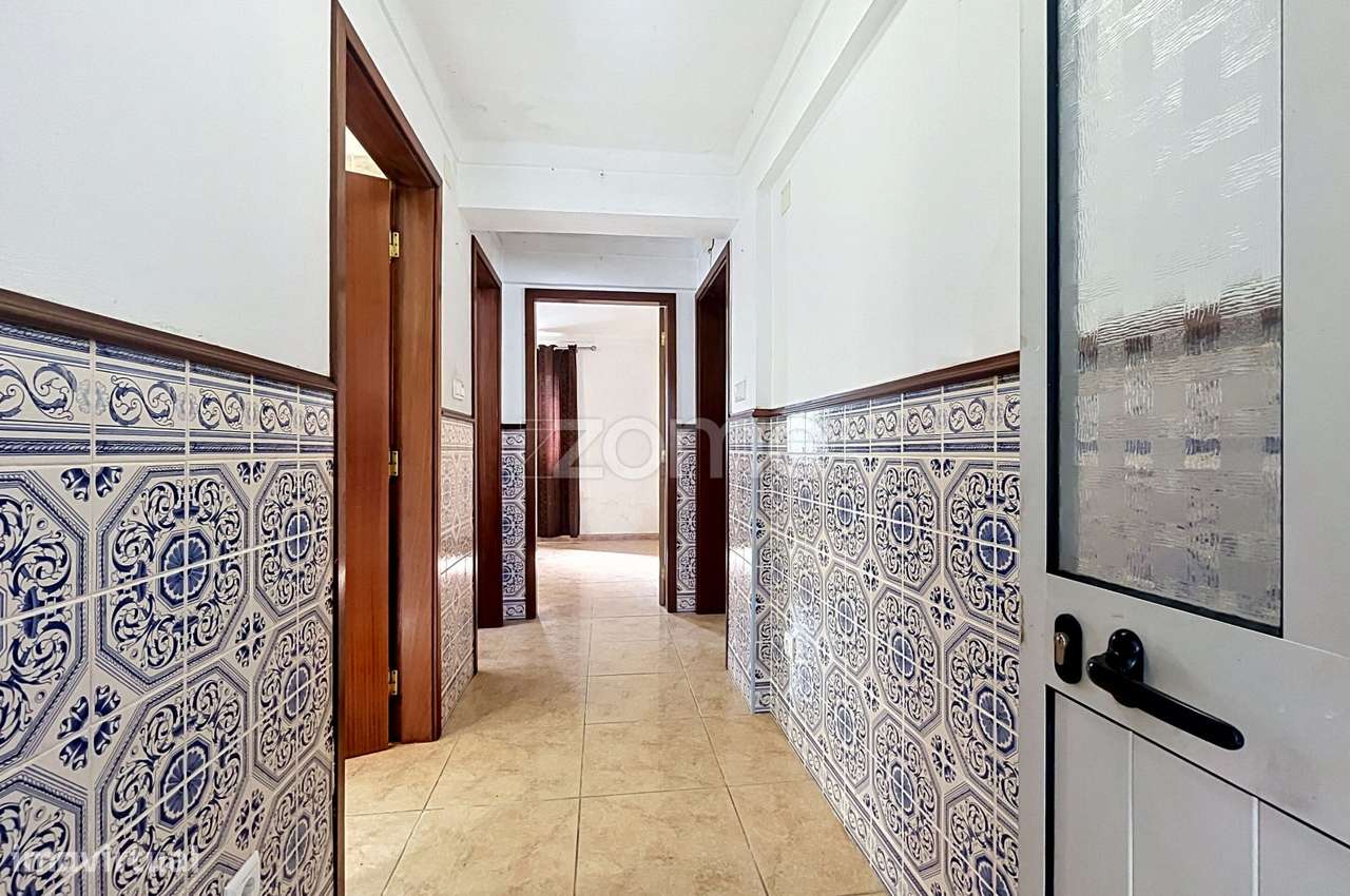 Moradia T4 com jardim e espaço exterior-5