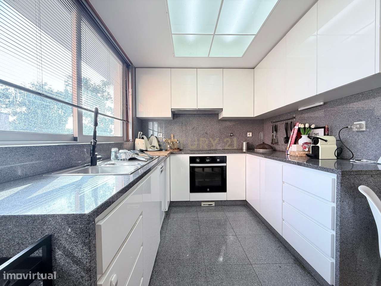 Moradia T3 com suite master, em condomínio de prestígio – Estrada Real-23