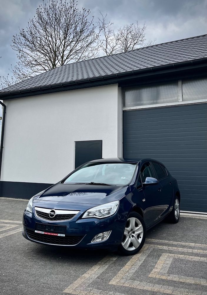 Opel Astra J 1.4 T Cosmo 2011