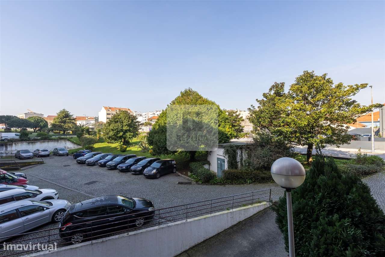 Apartamento T2 com varanda e Garagem em Matosinhos-28