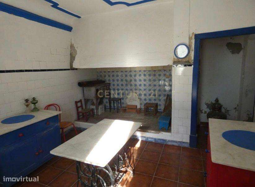 MONTEMOR-O-NOVO - Moradia que carece de obras.-8