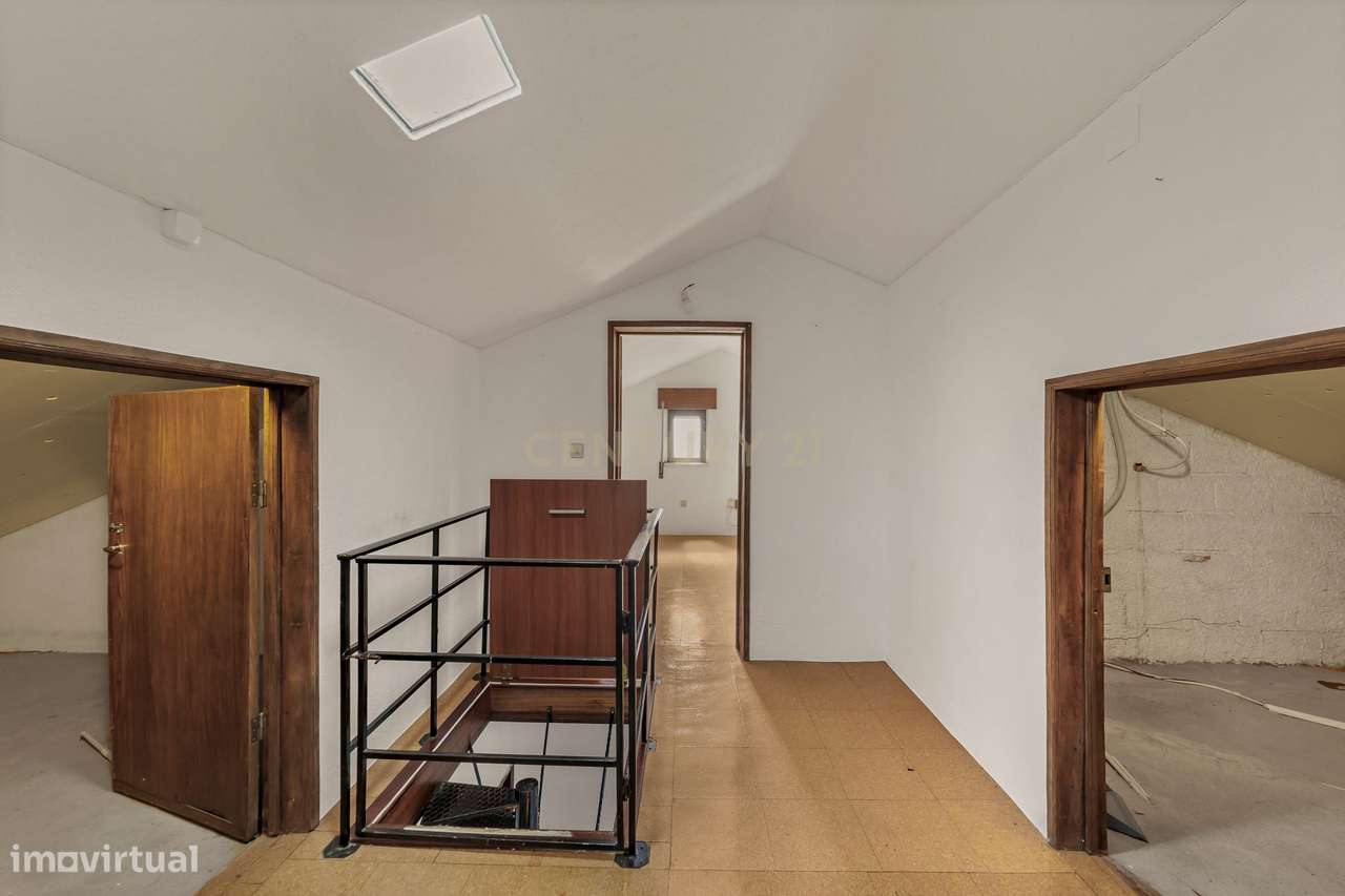 MORADIA T5 COM GARAGEM E PISCINA, 327 M² DE TERRENO PARA USUFRUIR-49