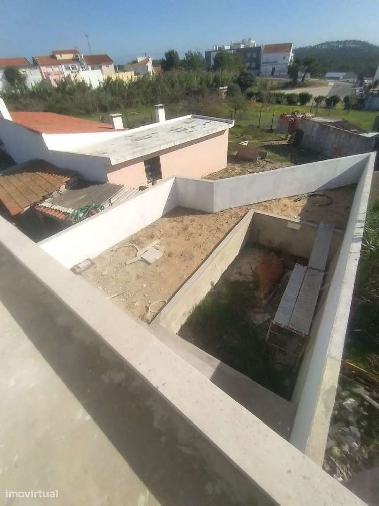Moradia t-4 em construção pederneira -Nazaré com piscina const de luxo-19