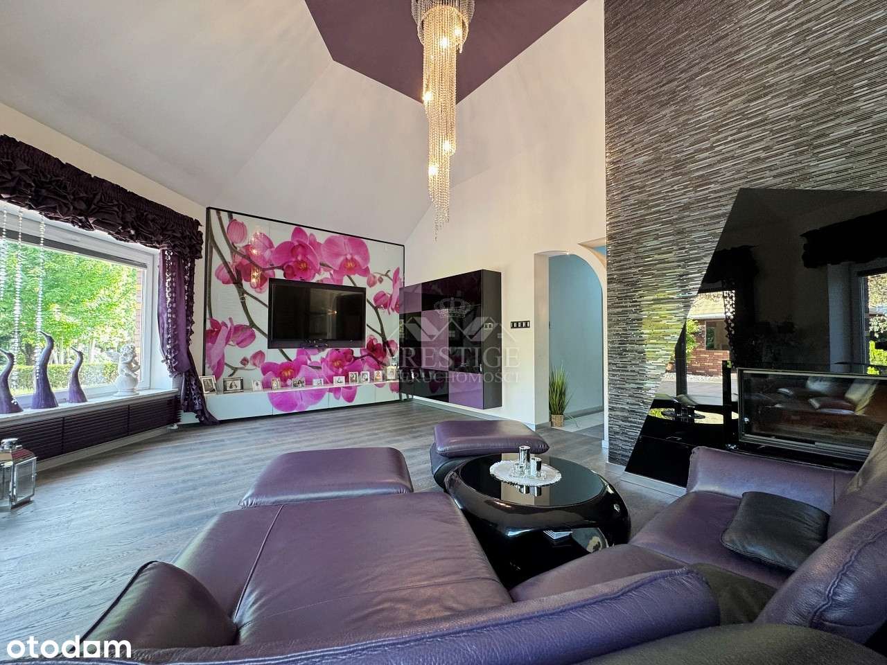 Dwa domy, siedlisko ze stawem i halą, wśród lasu-11