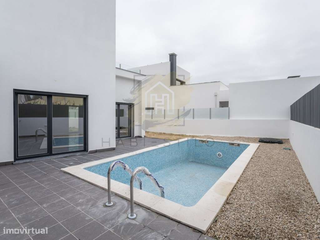 Moradia V4 nova com piscina-7