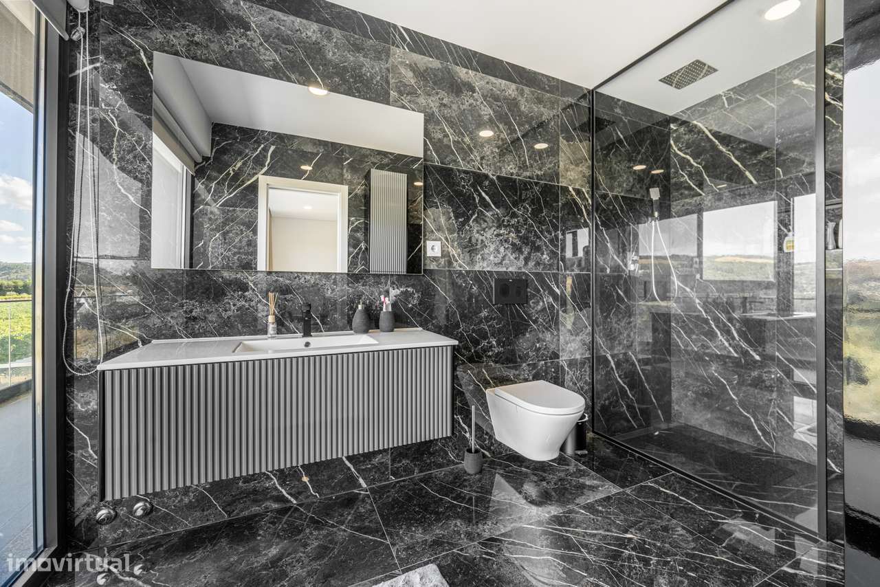 Moradia T4 semi-nova c/ 4 suites-23