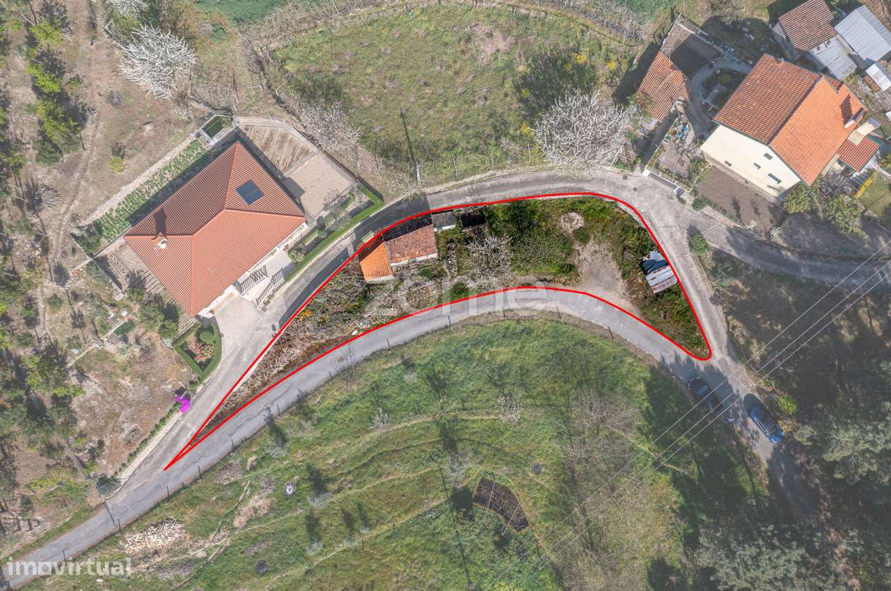 Moradia com Terreno de 435m² para Reconstruir - Grande imagem: 2/34