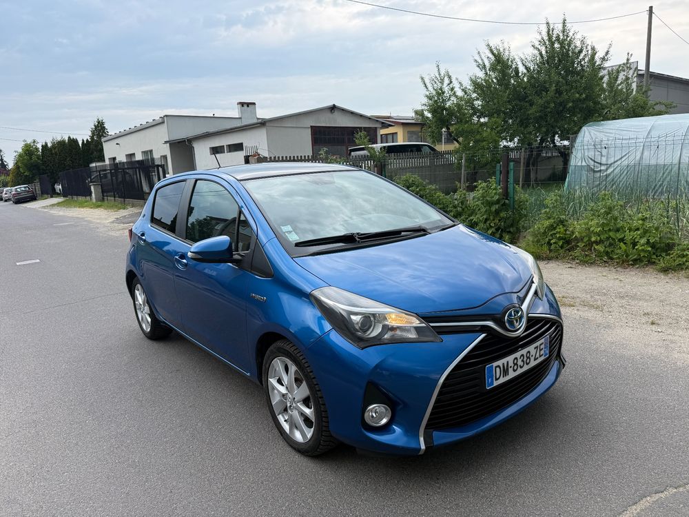 Toyota Yaris III Hybrid 100 Selection Platinum 2014