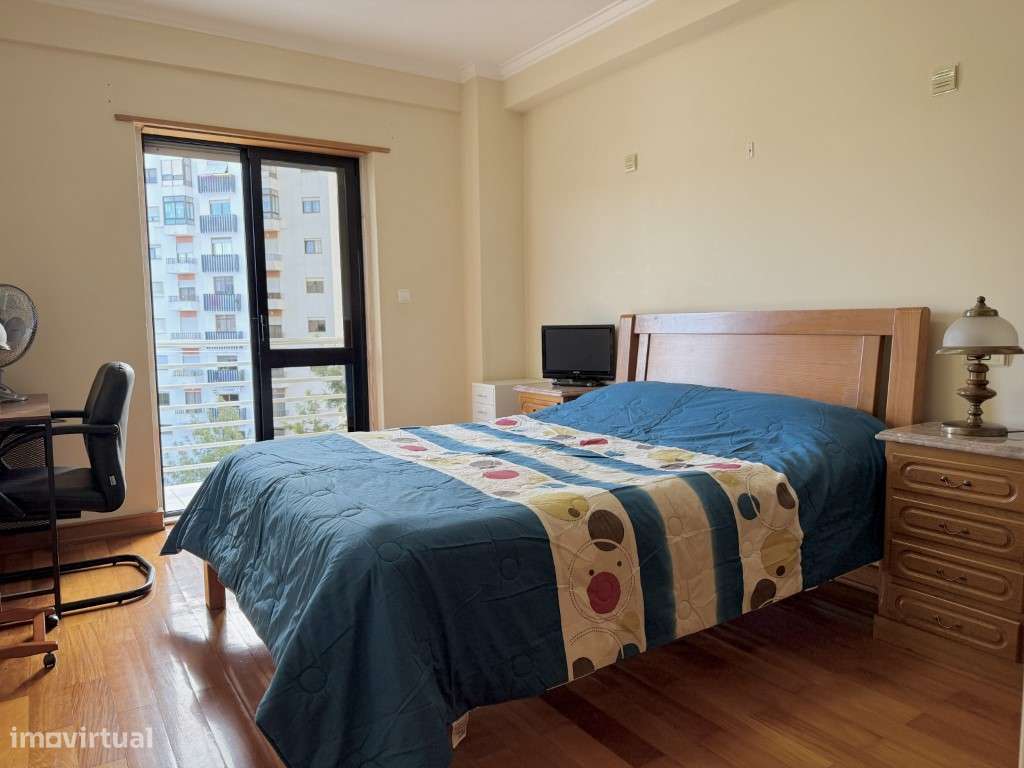 Apartamento T2 com parqueamento em Odivelas-7