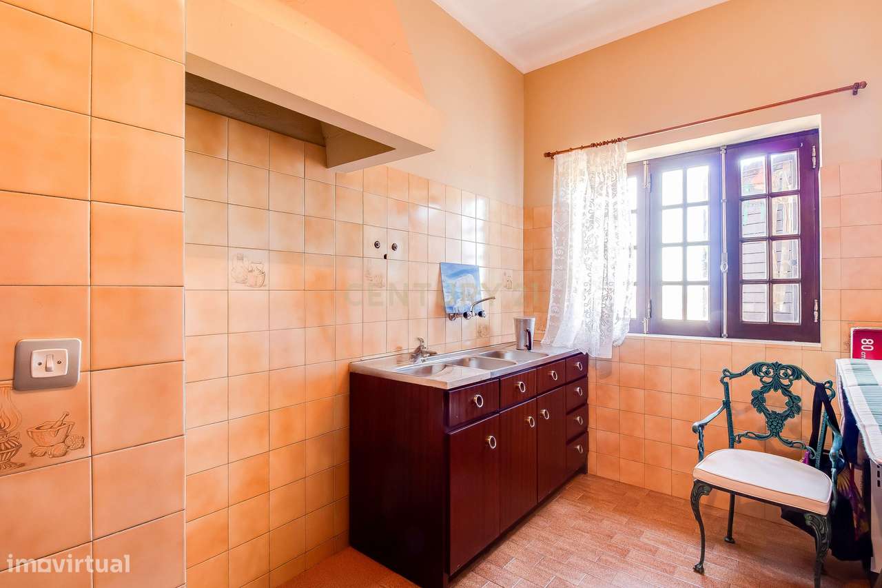 Moradia T4 com Potencial para 2 Frações  Terreno de 8.480 m²  Torres N-31