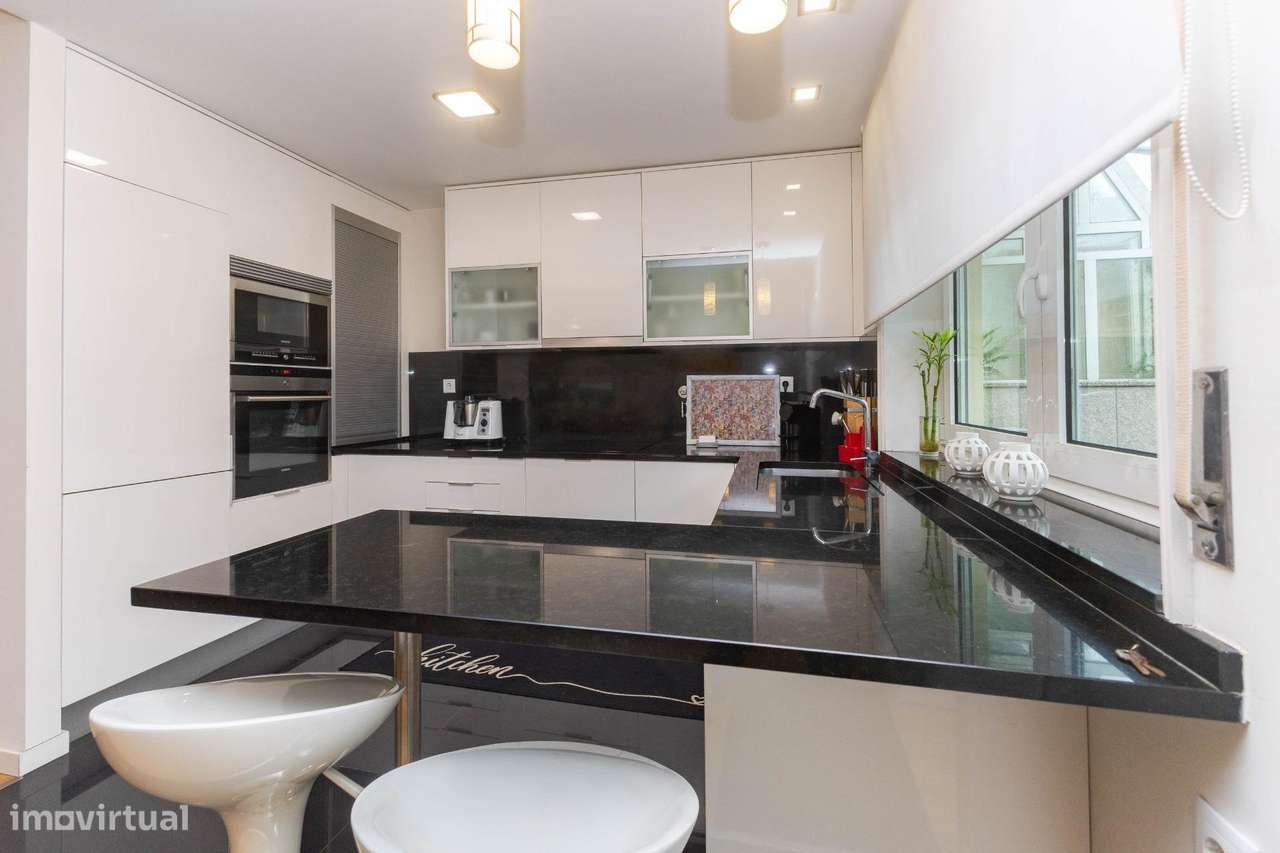 Moradia T4 na Maia – Renovada, 3 Frentes, Terraço e Garagem a...-15