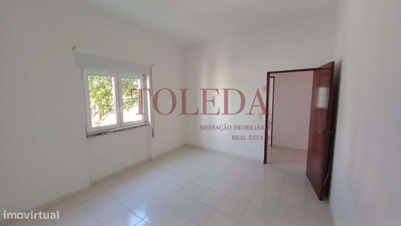 Moradia Bifamiliar com 2 T3 em Vialonga-18