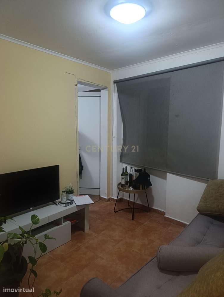 Casa T2 em Almada com 2 casas de banho e boa exposição solar - Grande imagem: 5/23