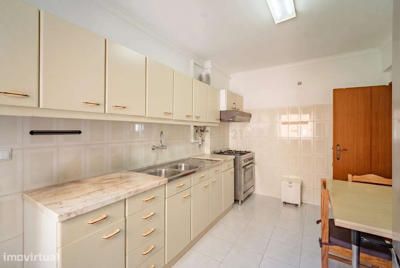 Apartamento T3 em Amora, Seixal - Oportunidade Única!-11