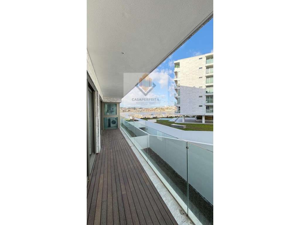 Apartamento T2 Novo com Varanda e Lugares de Garagem - Frente ao Ri... - Grande imagem: 2/8
