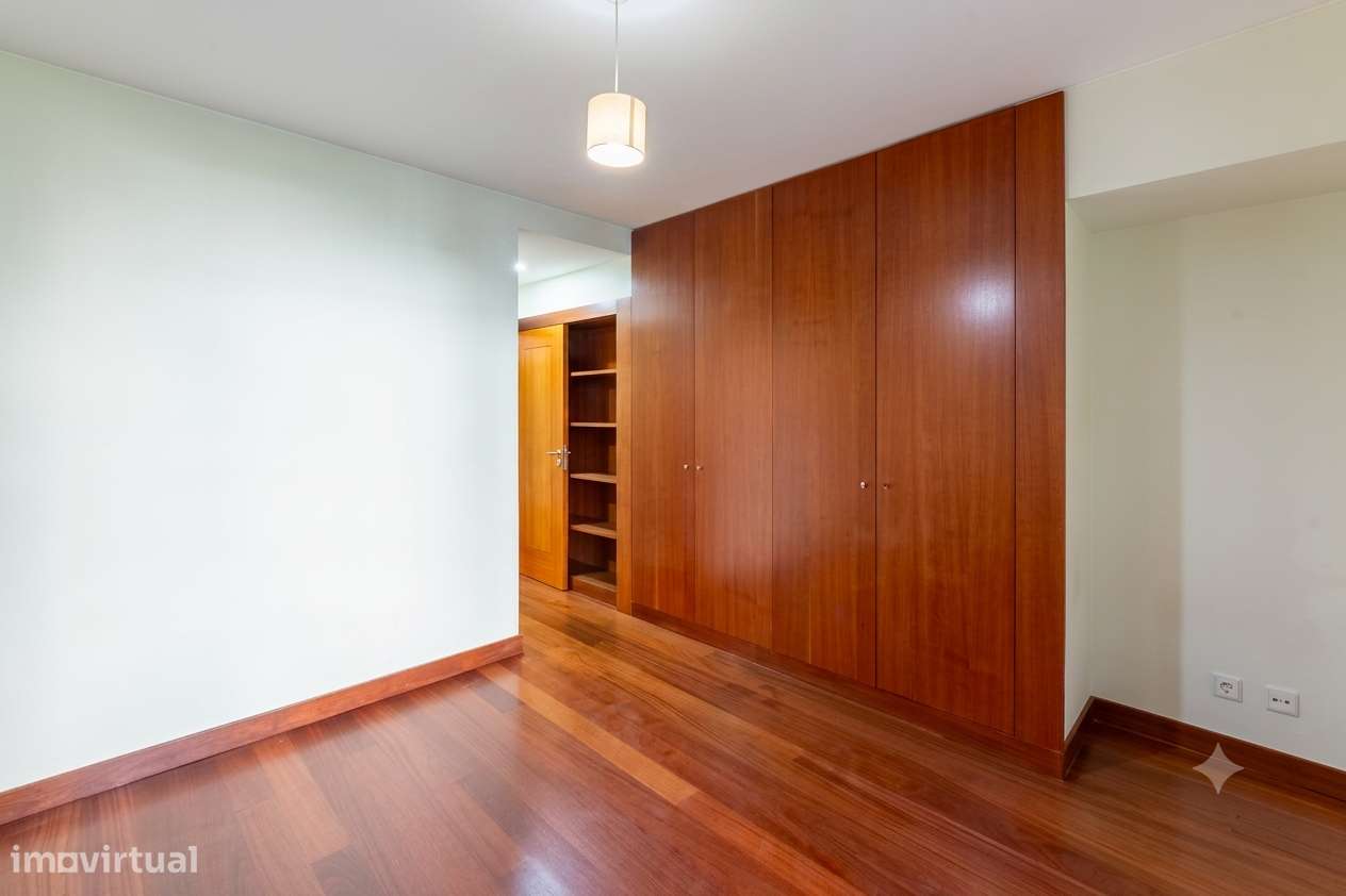 Apartamento T5 com 4 casas de banho e garagem-40