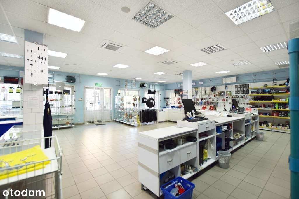 Budynek handlowo-magazynowy z dużym parkingiem-1