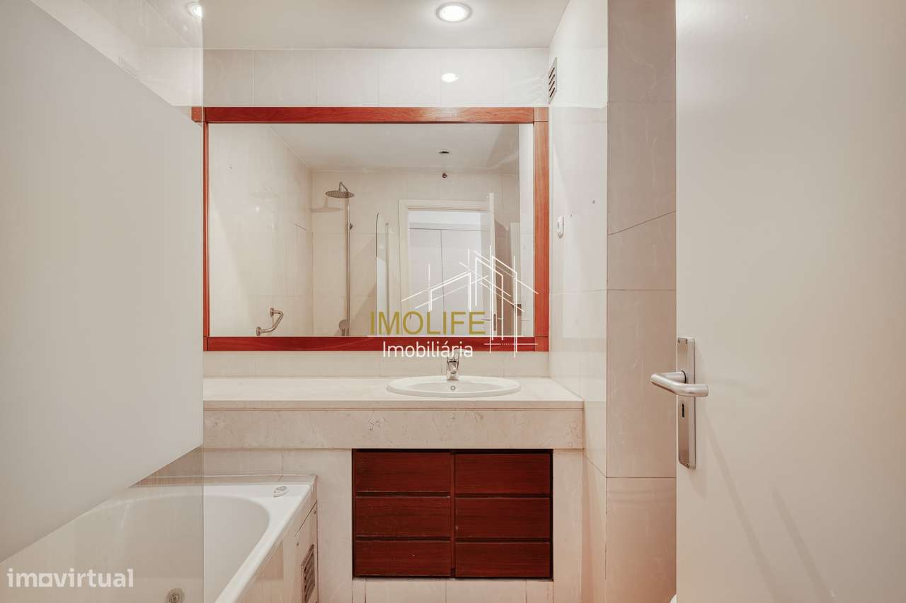 Apartamento T2 com Vista Desafogada em Benfica-21