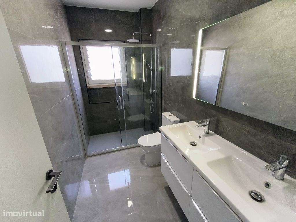 Apartamento T4 totalmente remodelado com suíte, varanda e vista rio...-13