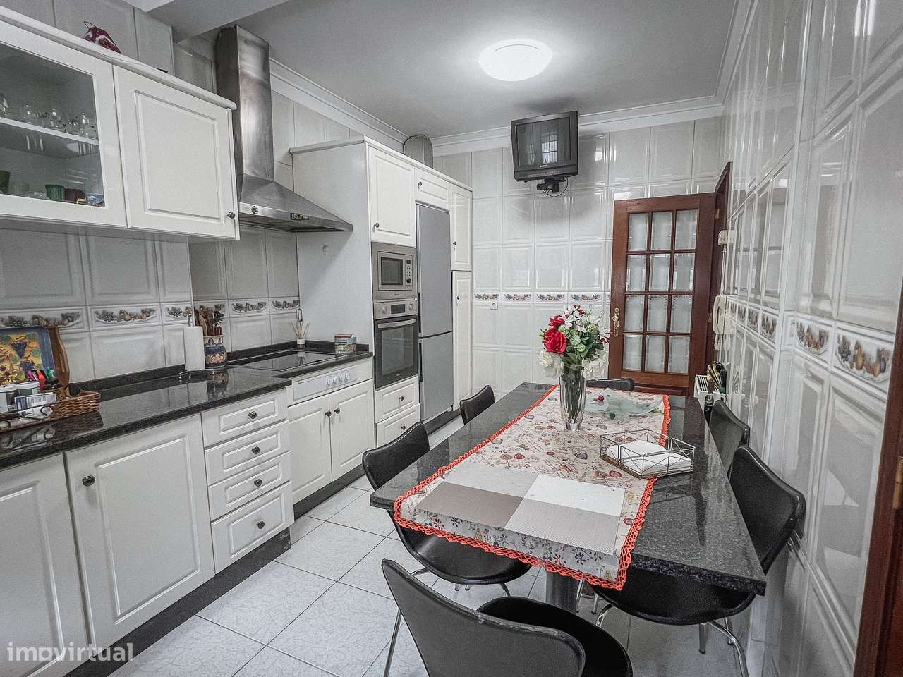 Moradia T4 no Centro de Santo Tirso com Terraço e Jardim-8