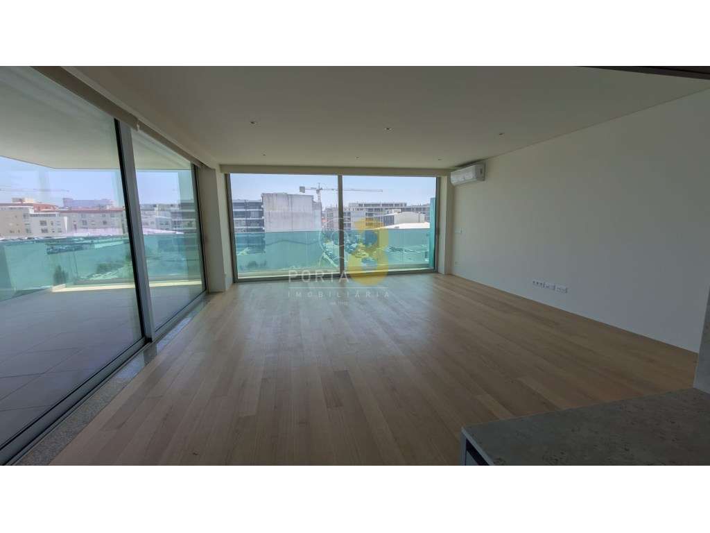 T2 Exclusivo com Terraço de 80 m² | 2 Suites | Piscina e Garagem Box-5