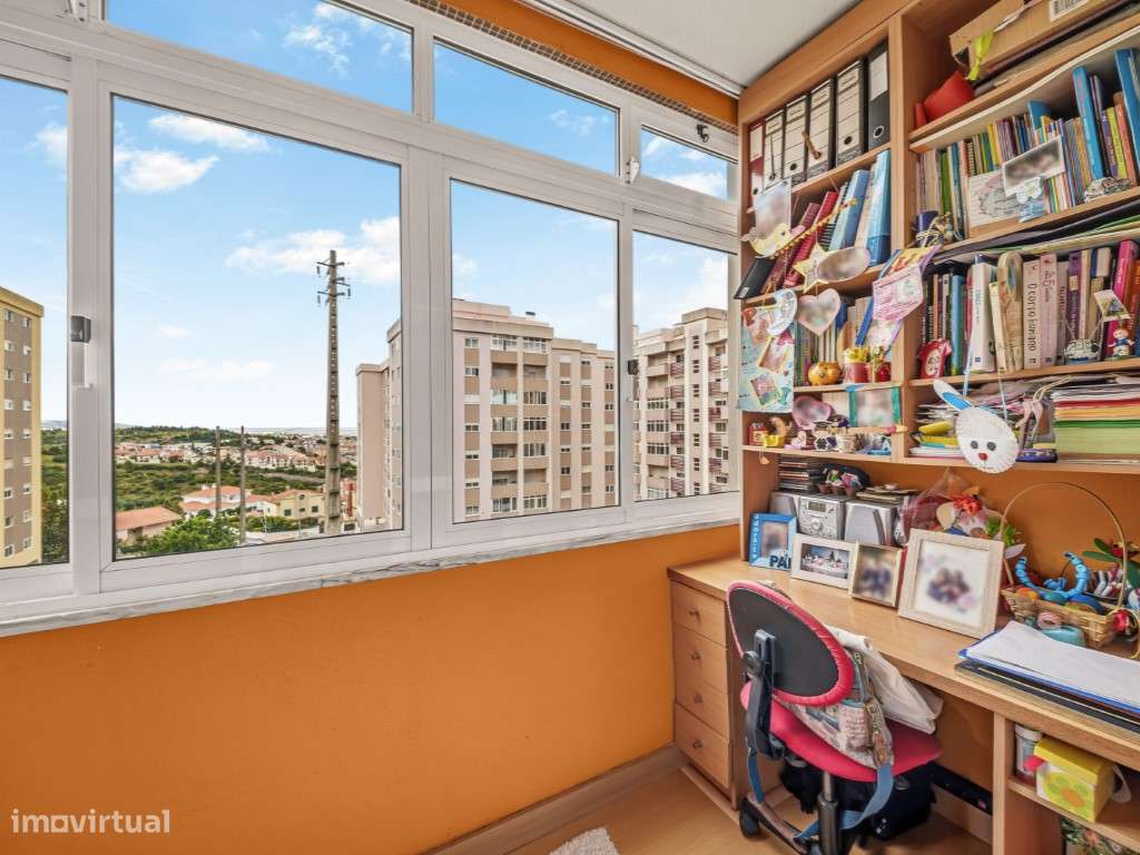 Apartamento T3 com Varanda e Garagem Box, na Quinta da Piedade-10