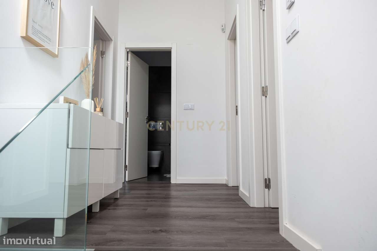 Moradia T4 com jardim e espaço exterior para convívio-19
