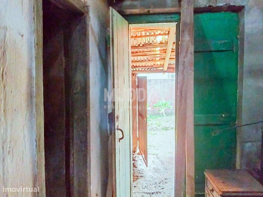 Ruína para recuperar com terreno de 1.050 m2 poço e árvores de fruto A-11