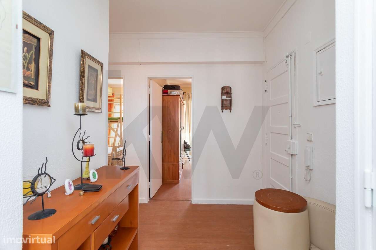 Apartamento T2 na Amora a Um Passo de Tudo | Luminoso e Bem Localizado-3