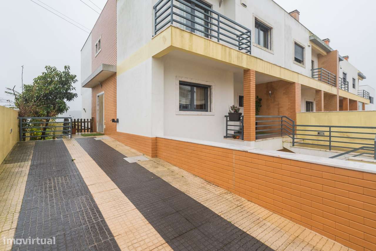 Moradia T-4+1 em Agualva Cacém-10