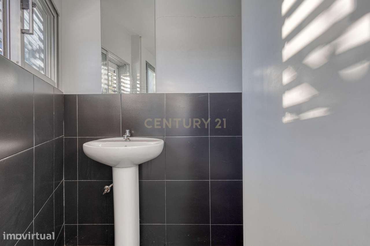 Moradia T3 com 4 frentes e garagem junto a igreja da Santa Rita-6