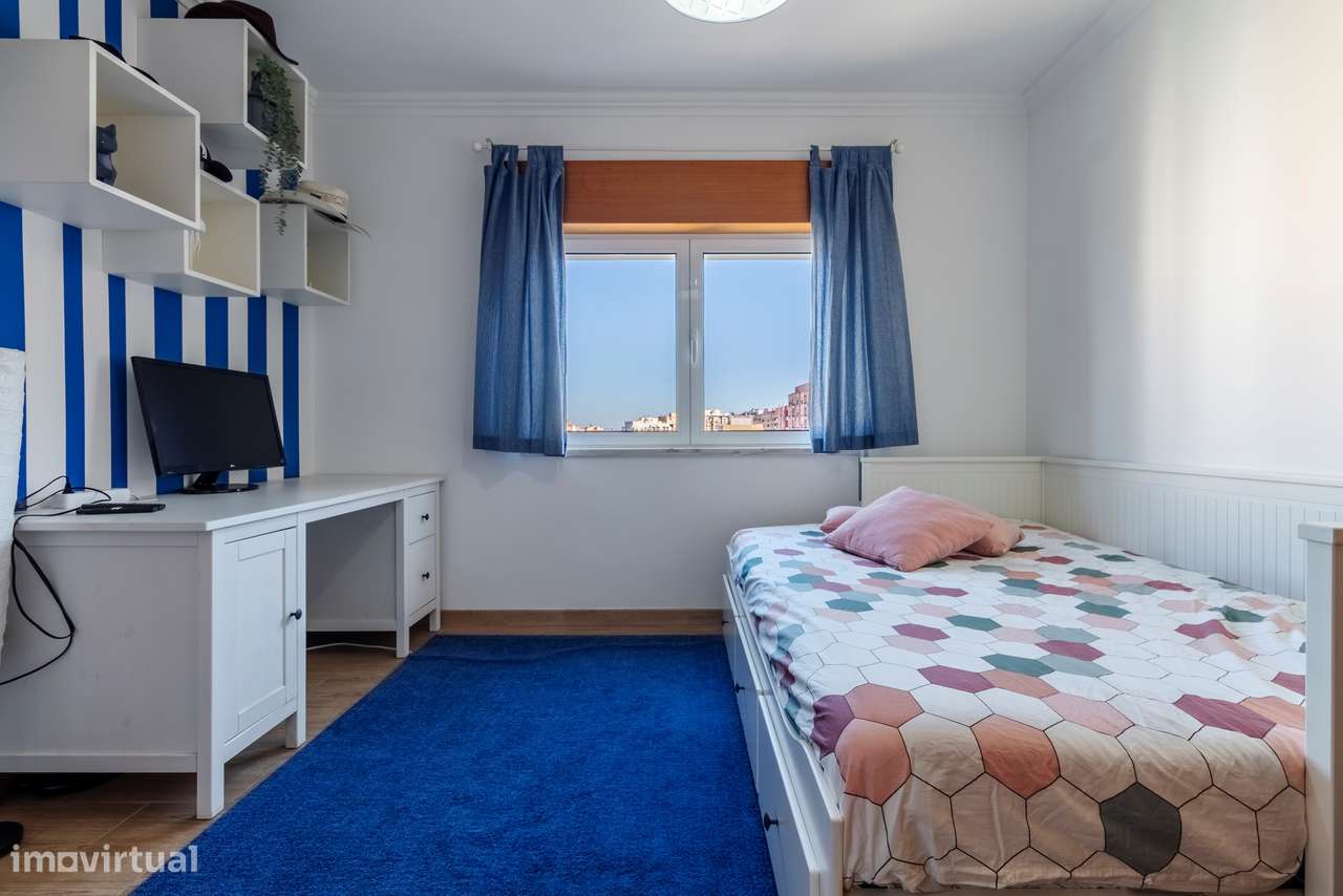 Apartamento T3 convertido em T2 c/ 2 Salas, Semi Remodelado em São Mar-23