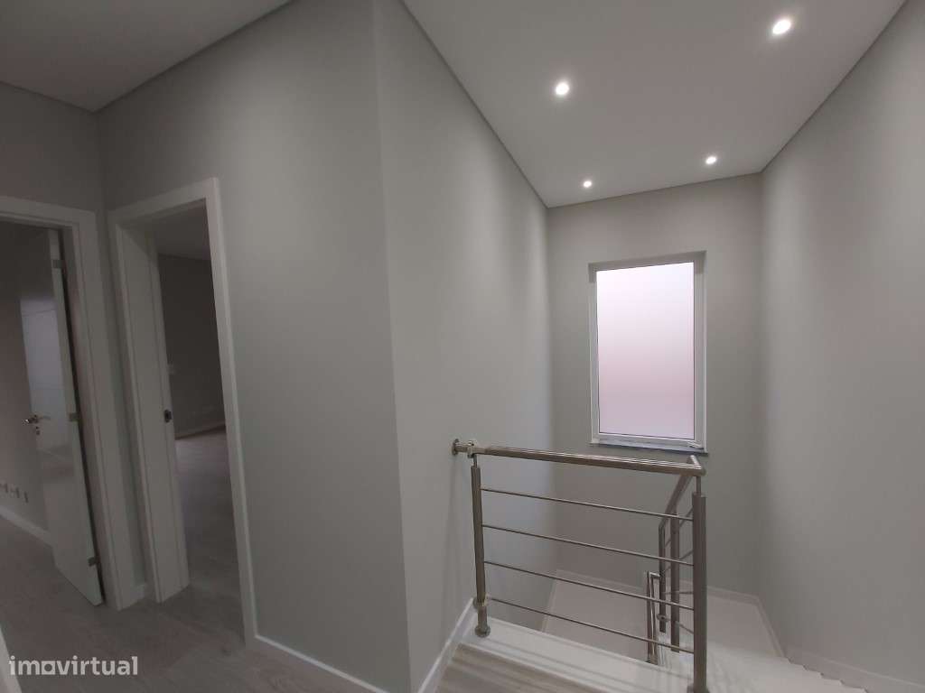 Moradia isolada T3+2, com garagem, jardim e piscina.-10