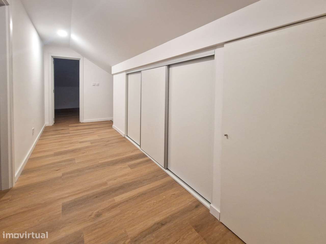 Moradia 4 ass. totalmente remodelada - possibilidade de quarto no r/c-17