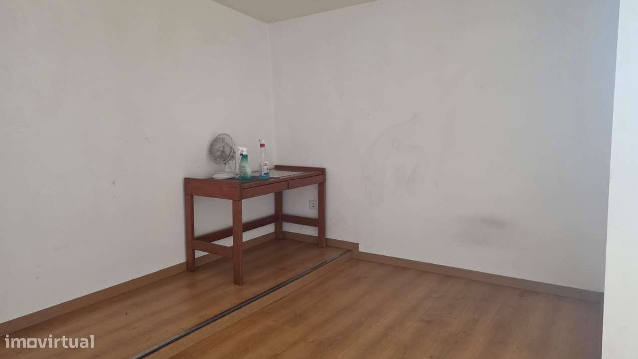 Moradia térrea T4, habitável, sem licença - M. Grande-16