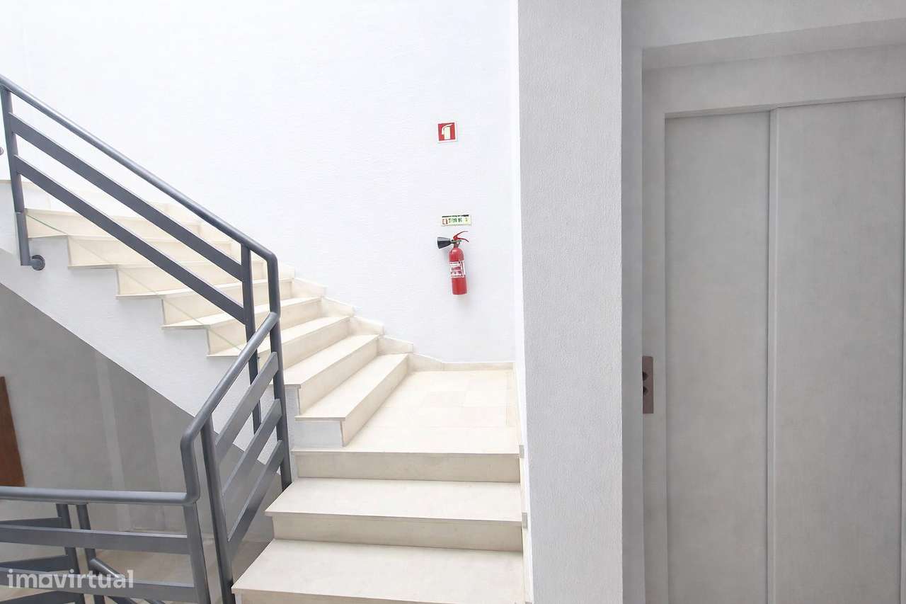 T2 com arrecadação e elevador Feijó, Almada-15