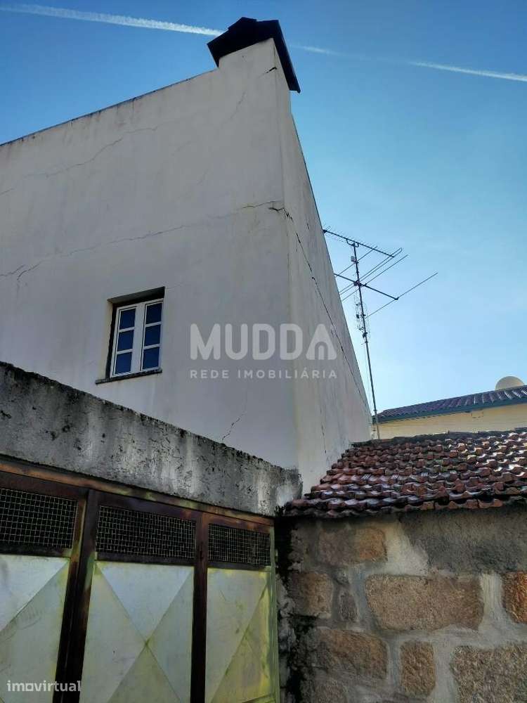 Duas moradias e uma garagem para venda em Gouveia-19