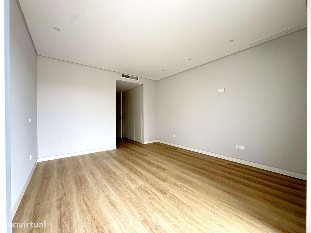 Apartamento T3 novo com Mezzanine e estacionamento no centro de Carcav-15