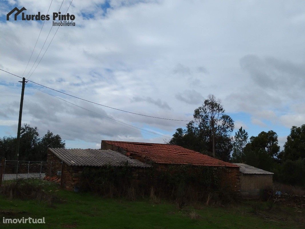 Quinta com construção em pedra